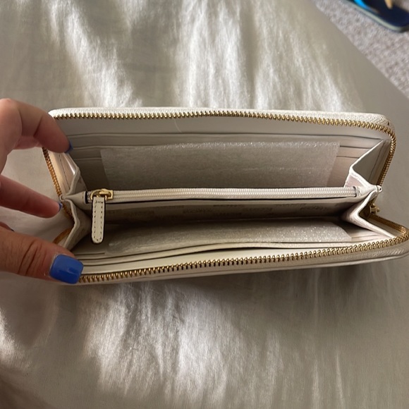 Michael Kors clutch wallet - Picture 3 of 3